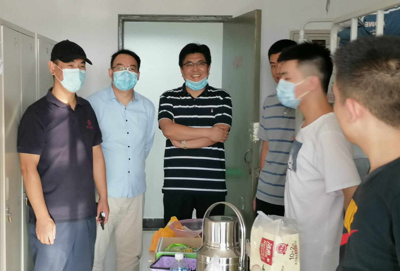 9a957f5533c44fb0834f597c4a6ac422.jpg A 探望宿舍2_meitu_1.jpg