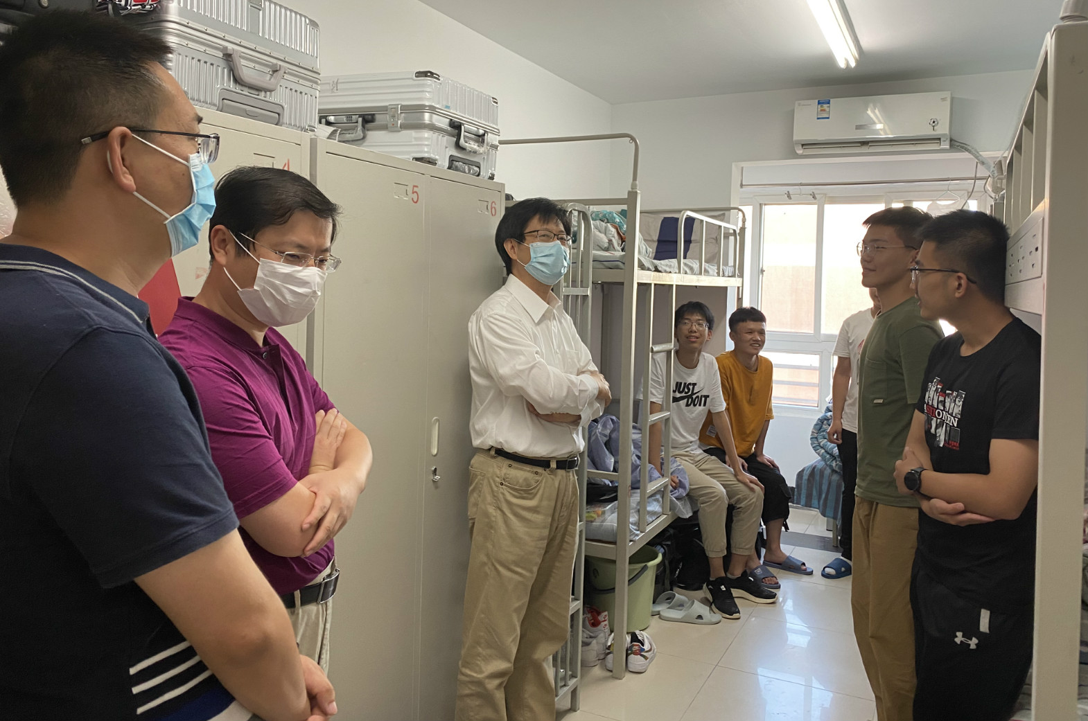 ca49c7ddcb3c4924b0f0a8f65dff2522.jpg A 探望宿舍_meitu_1.jpg